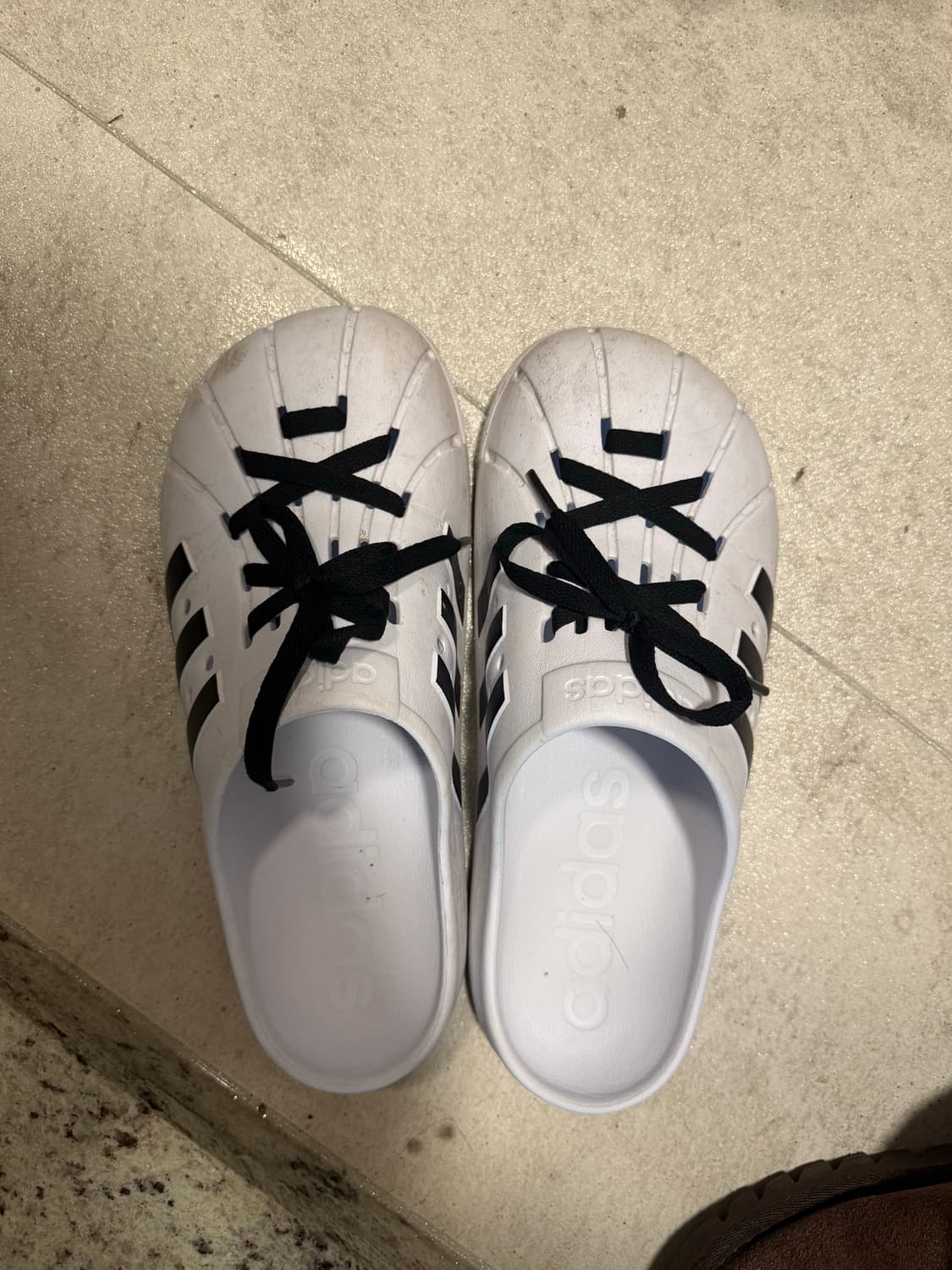 아디다스 아딜렛 클로그 화이트 블랙 상품이미지2