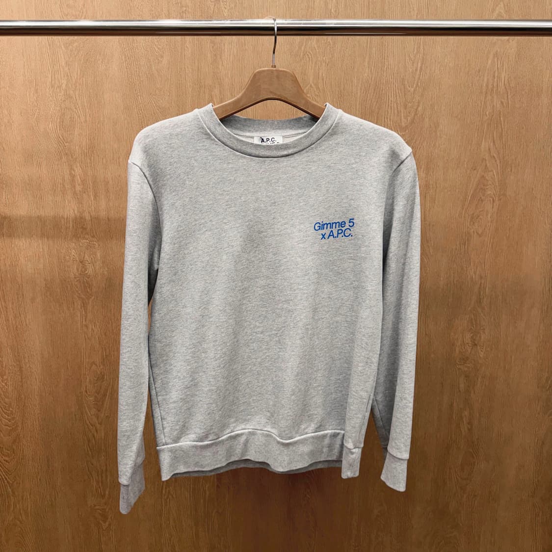 아페쎄 X GIMME5 콜라보 맨투맨 미니멀 로고 프린팅 디테일 그레이 상품이미지2