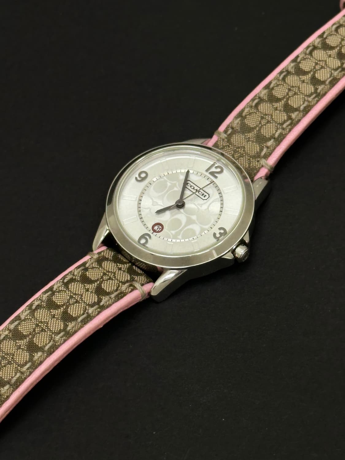 코치 시그니처 패턴 라운드 쿼츠 시계 상품이미지4