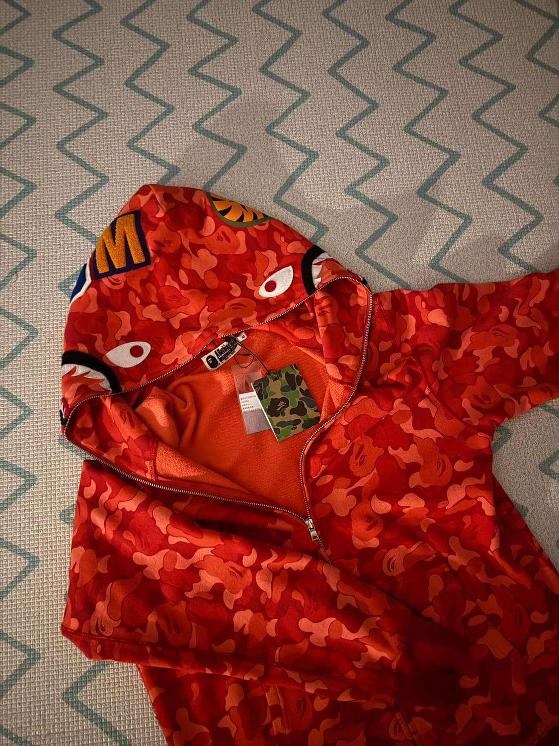 청담 매장판 베이프 레드 카모 샤크 집업 상품이미지1