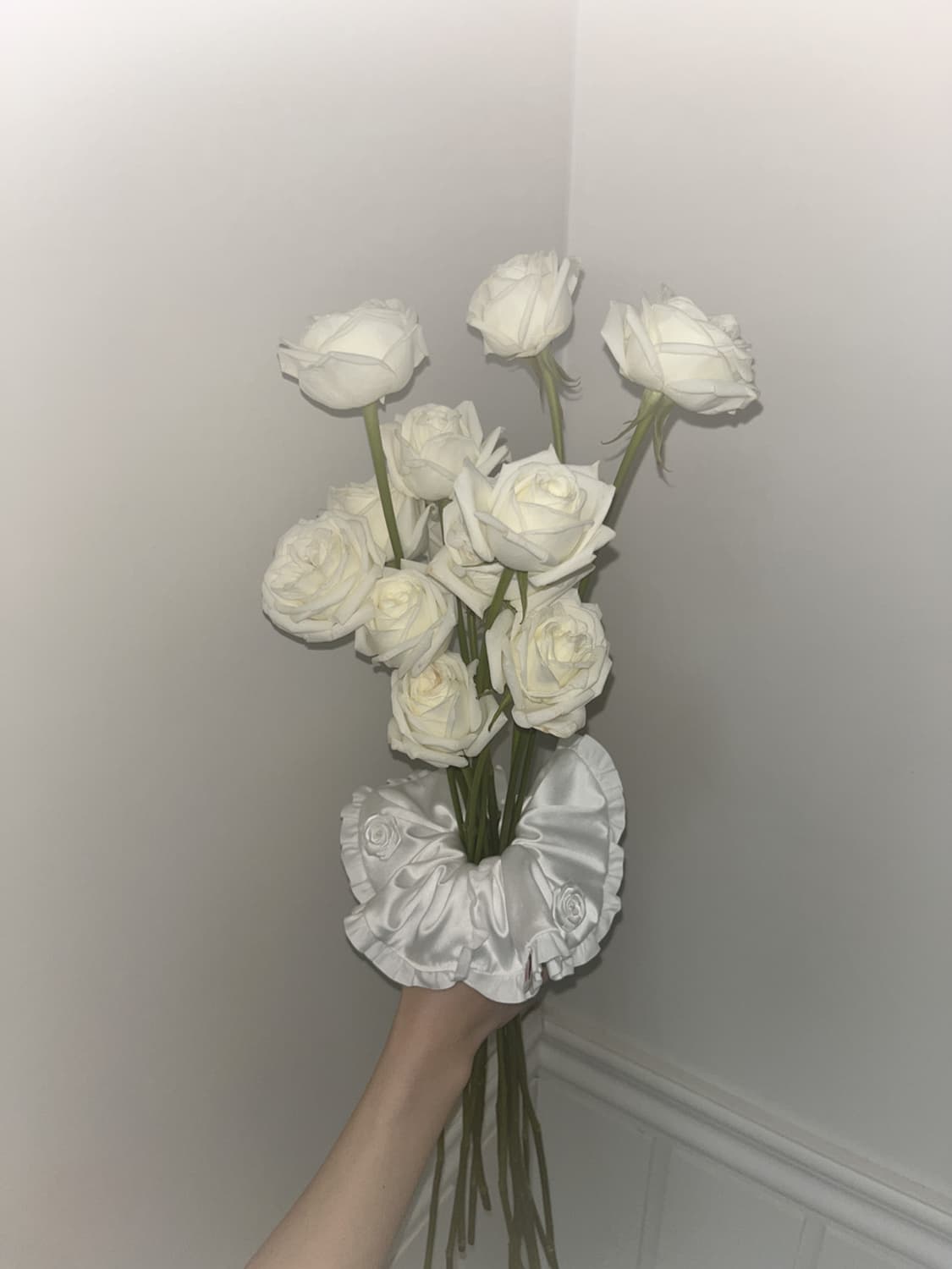 ATTA / Winter rose scrunchie (White) 상품이미지5