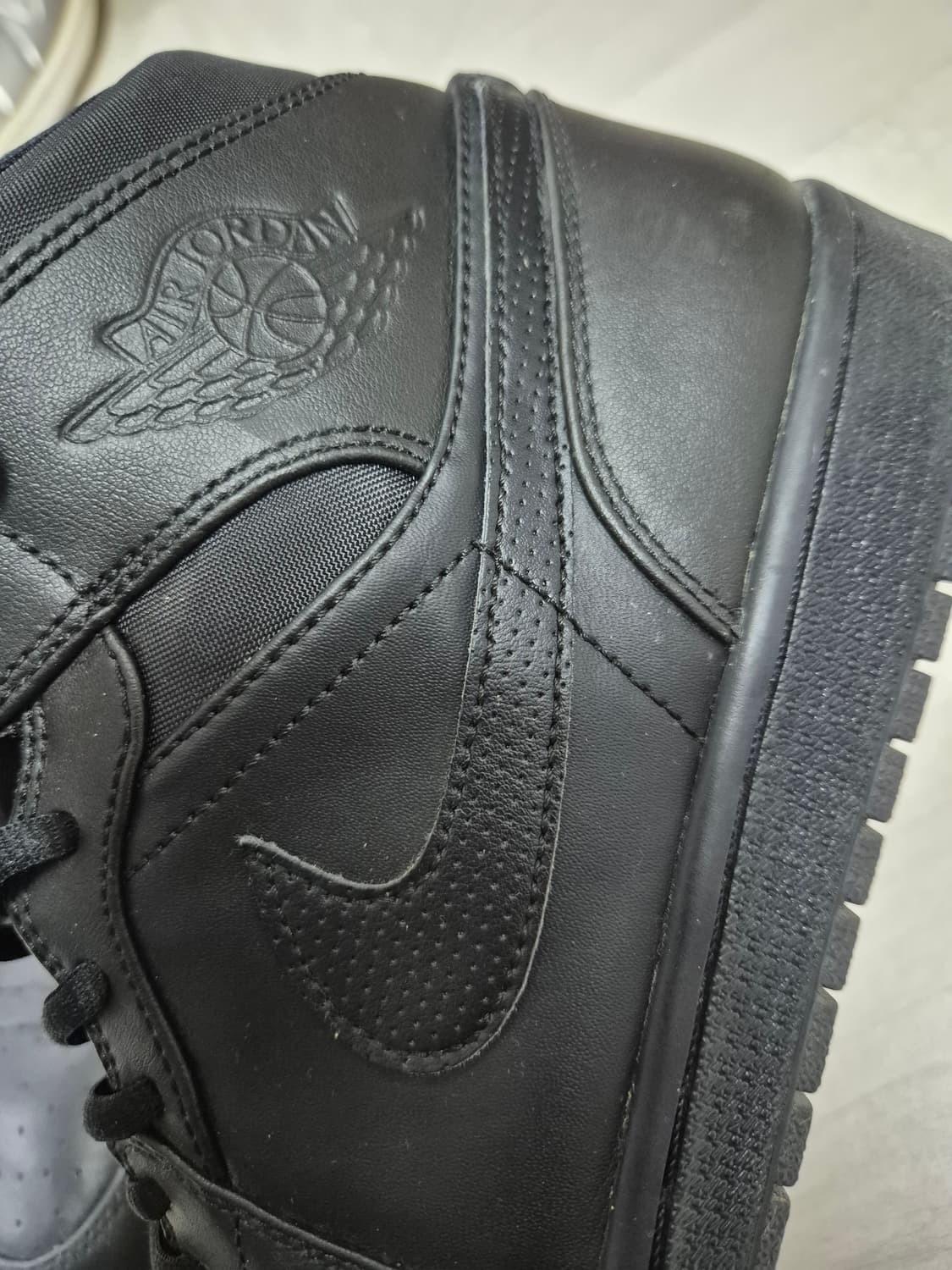 정품 나이키 에어조던1 미드 블랙 상품이미지4