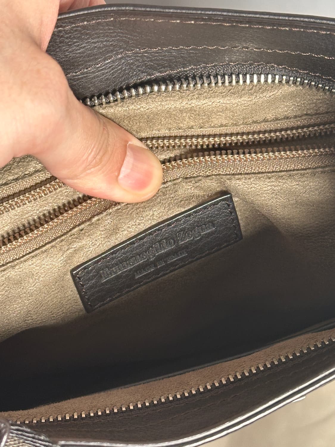 에르메네질도 제냐 페블레더 크로스백 – 이탈리안 모던 클래식 상품이미지6