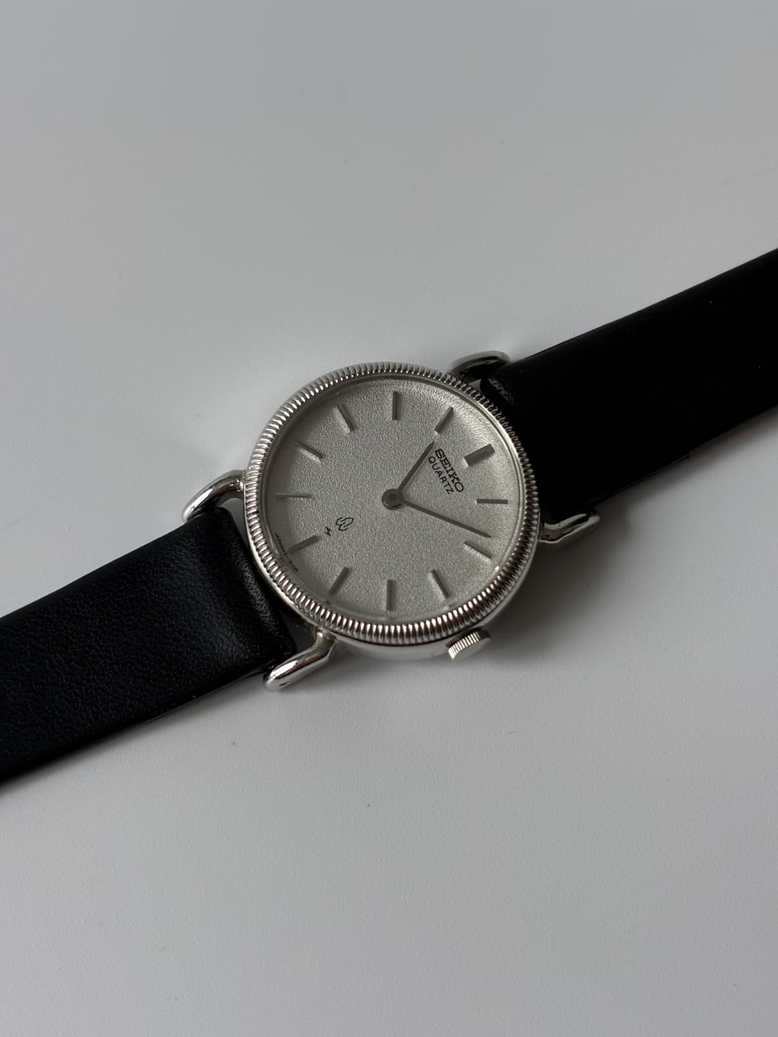 1970년대 코인 베젤 텍스처 다이얼 실버 쿼츠 여성 상품이미지3