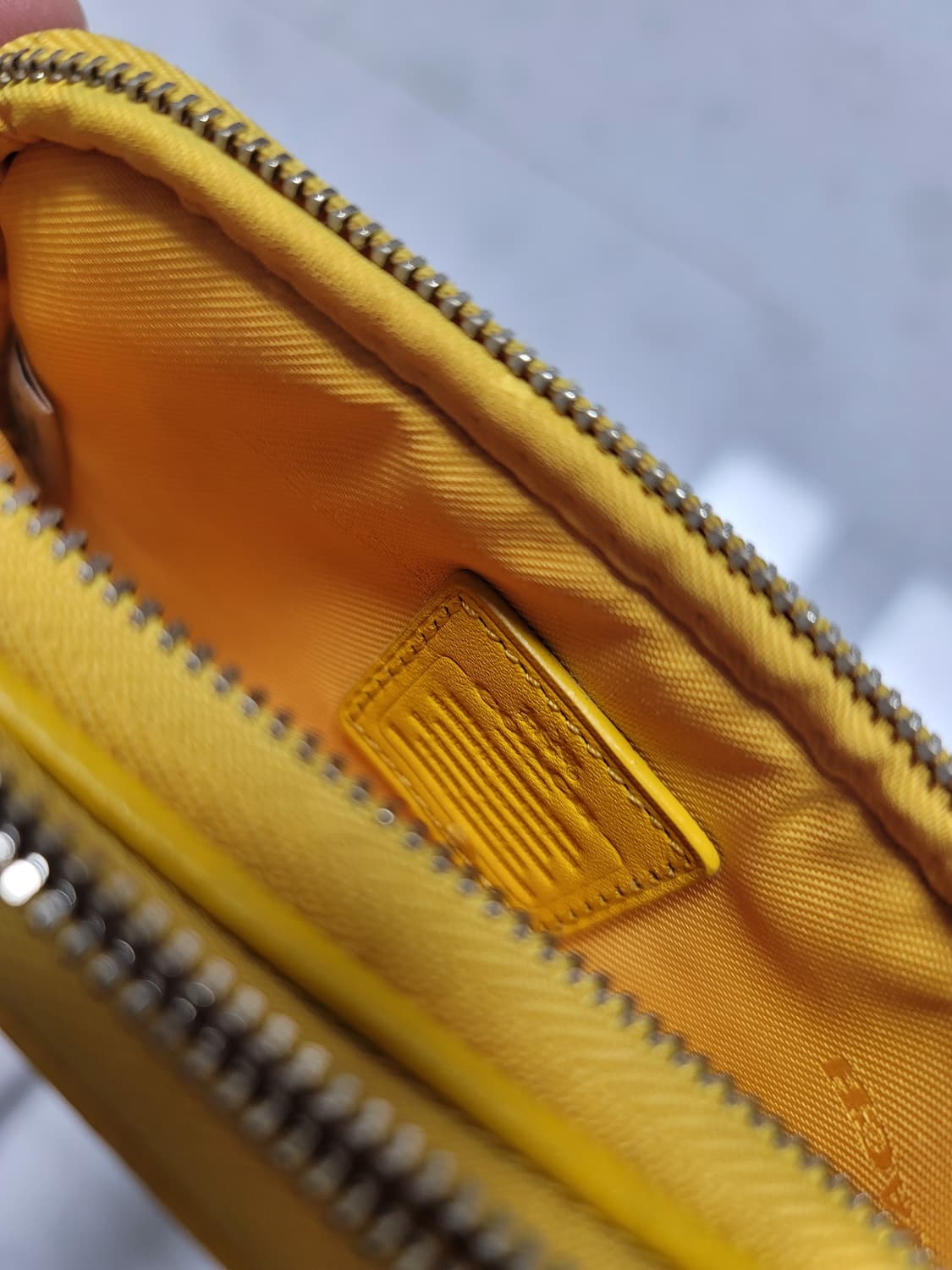 코치 미니백 노랑 상품이미지6