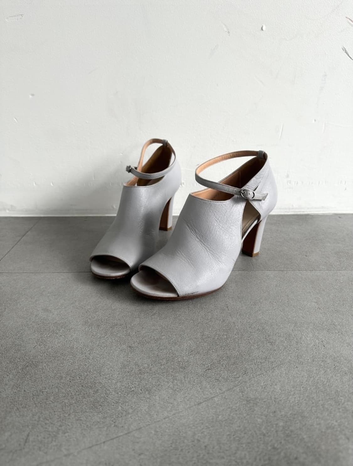 메종 마르지엘라 스트랩 펌프스 오픈토 힐 꼼데가르송 상품이미지1