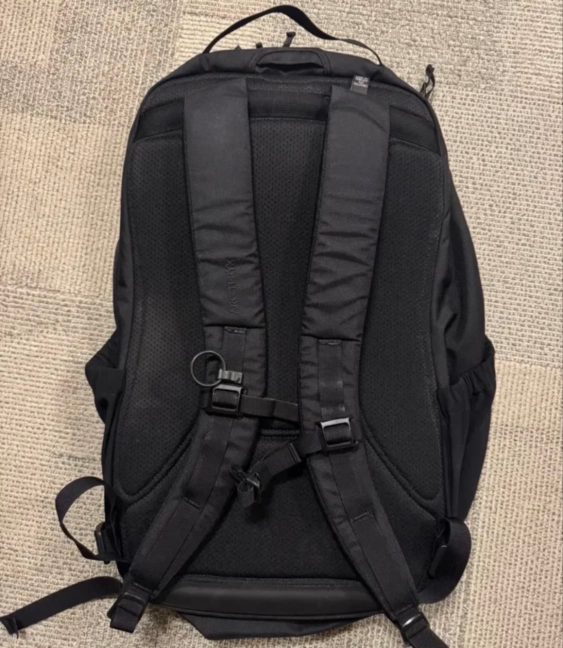 아크테릭스 맨티스 32 백팩 블랙  마지막 잉크 살짝 오염있어서 저렴하게 상품이미지2