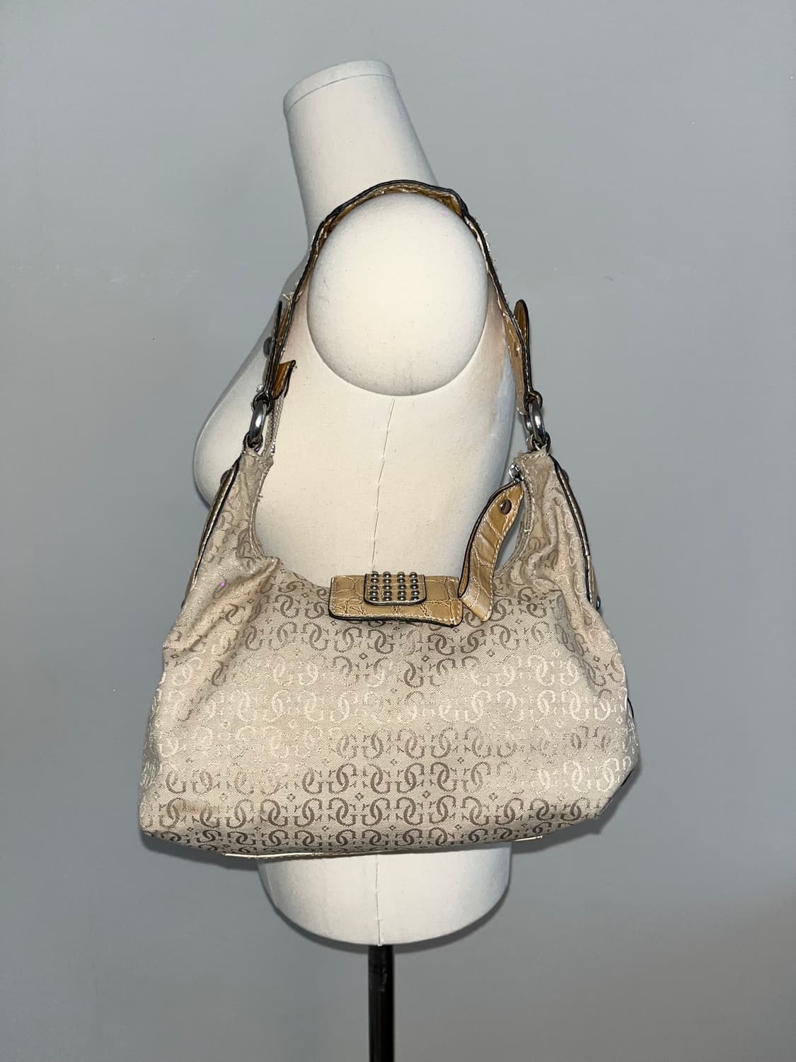 Guess beige Shoulder bag 상품이미지4