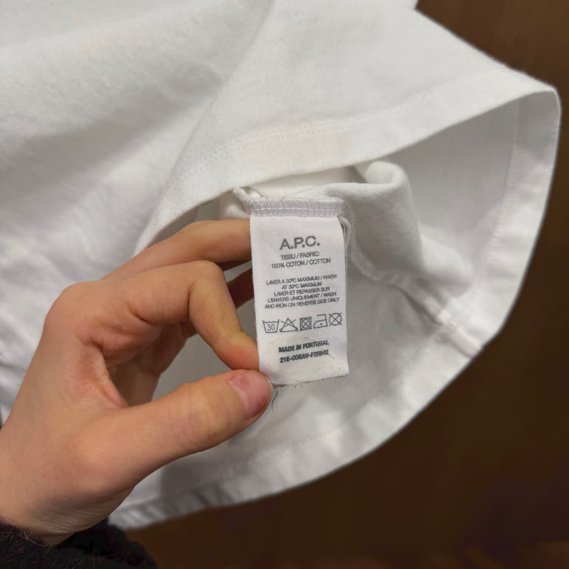 아페쎄 반팔 티셔츠 로고 자수 라운드넥 무지 디테일 레귤러핏 화이트 상품이미지8