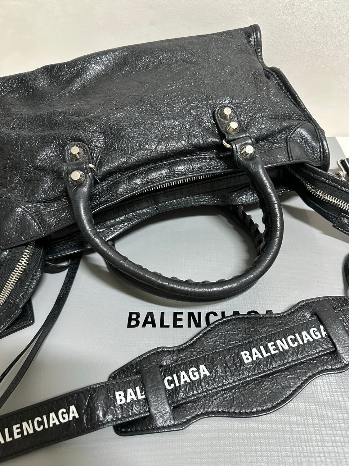 [A+ 정품] 발렌시아가 로고스트랩 시티 모터백 스몰 블랙 상품이미지5