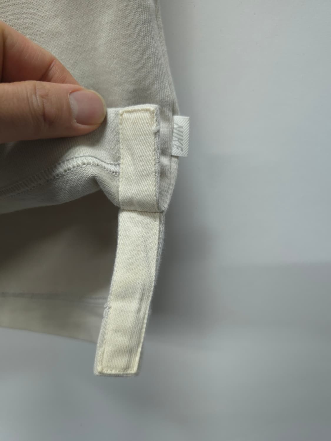 ​나이키 센터 스우시 백지퍼 포켓 반팔 티셔츠 (100) 상품이미지7