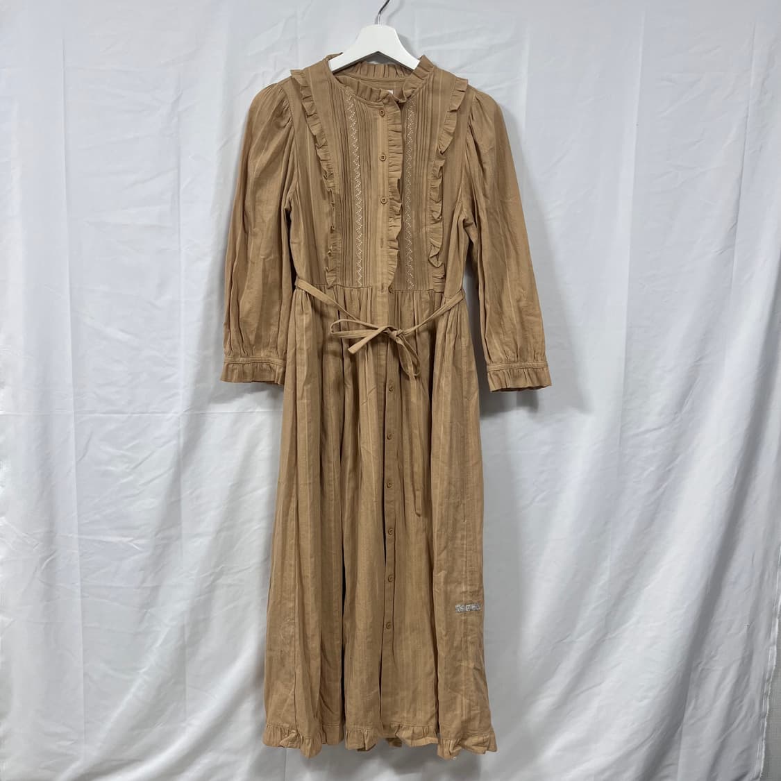 써스데이아일랜드 핀턱 프릴 자수 롱원피스 상품이미지3