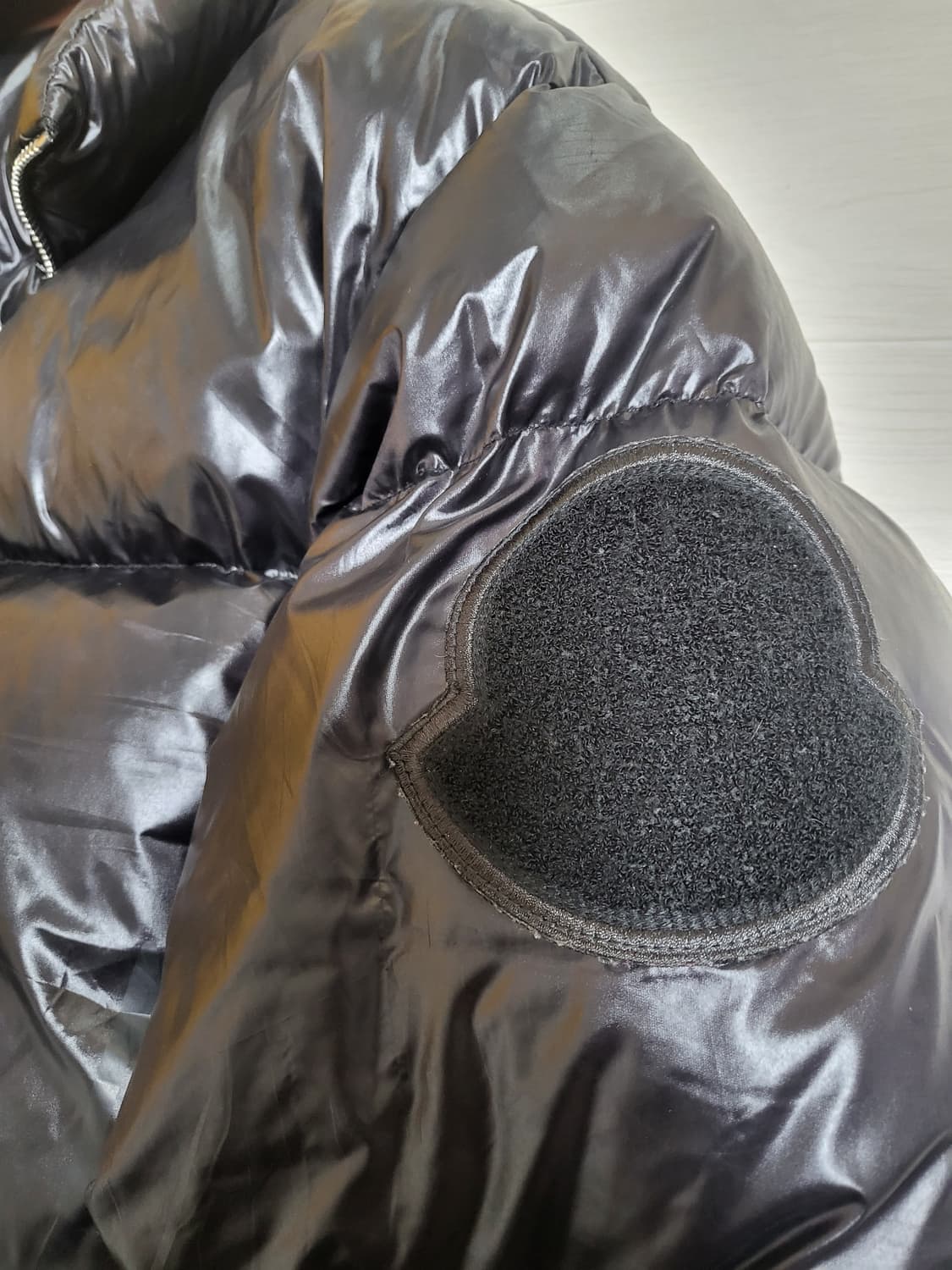 몽클레어 빅로고 블랙와팬 유광패딩 상품이미지4