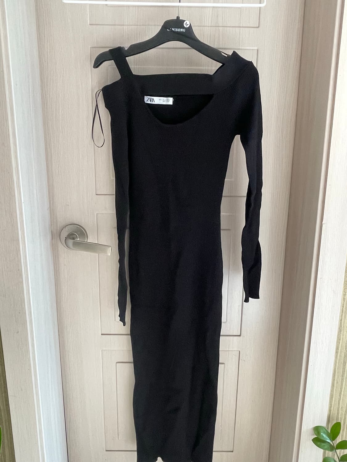 [자라] 블랙 언밸런스 오프숄더 니트 롱 원피스(연말룩 추천) 상품이미지2