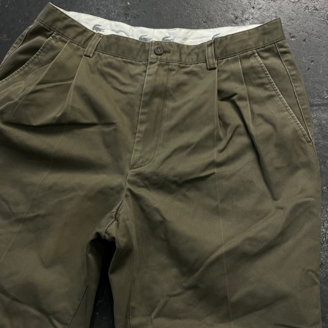 32 라코스테 투턱 치노팬츠 상품이미지2