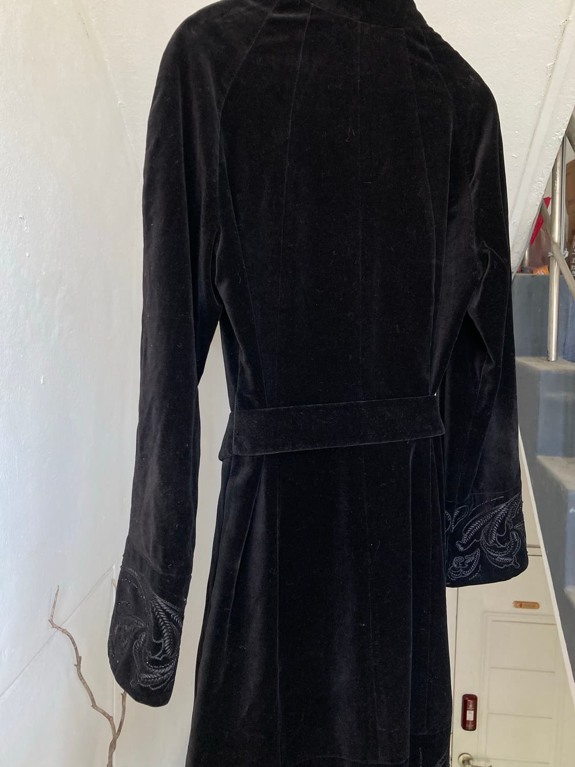 자수 디테일 블랙 벨벳 코트 상품이미지6