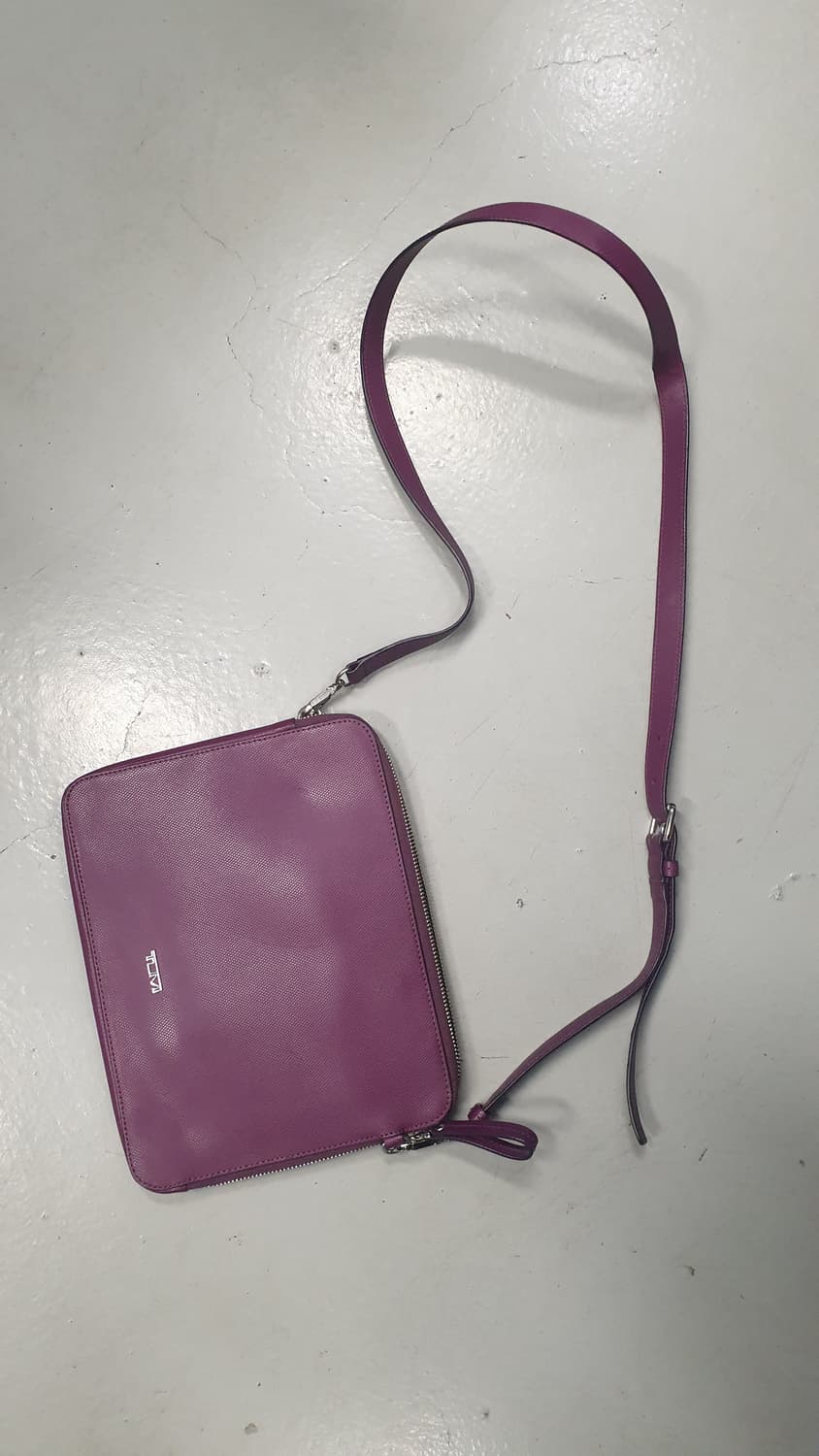 TUMI 자주색 가죽 크로스백 상품이미지2