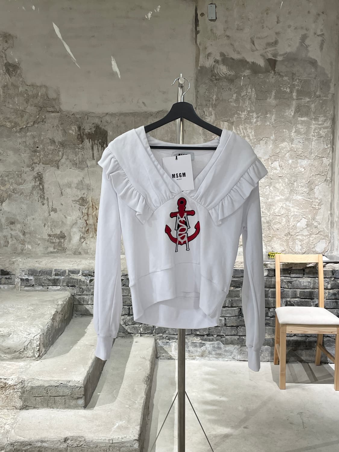 msgm 화이트 앵커 로고 프릴 V넥 크롭 스웻 셔츠 상품이미지1