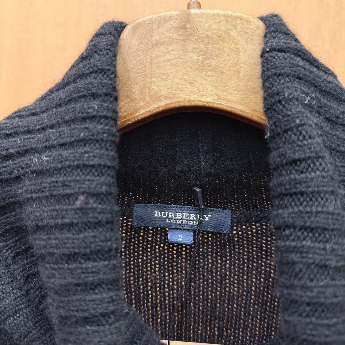 버버리 런던 터틀넥 니트 로고 자수 슬리브  자카드 패턴 레귤러핏 블랙 상품이미지5