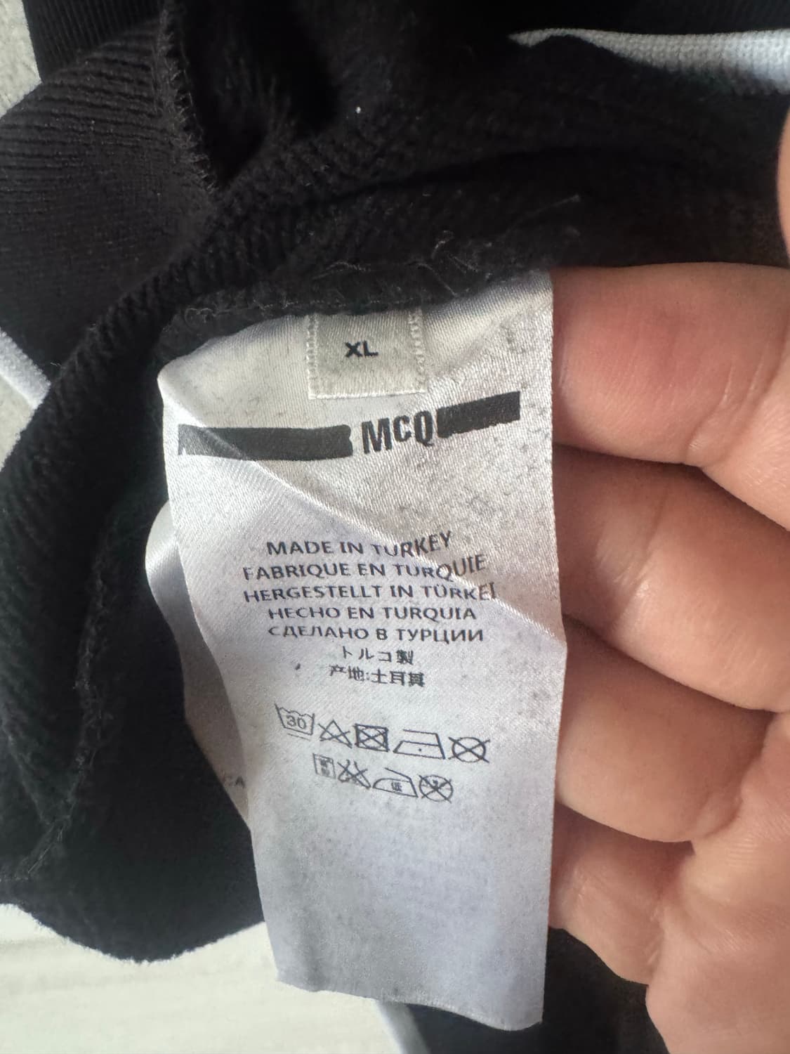 알렉산더 맥퀸(McQ) 스텐실 로고 포켓 후드티  상품이미지6