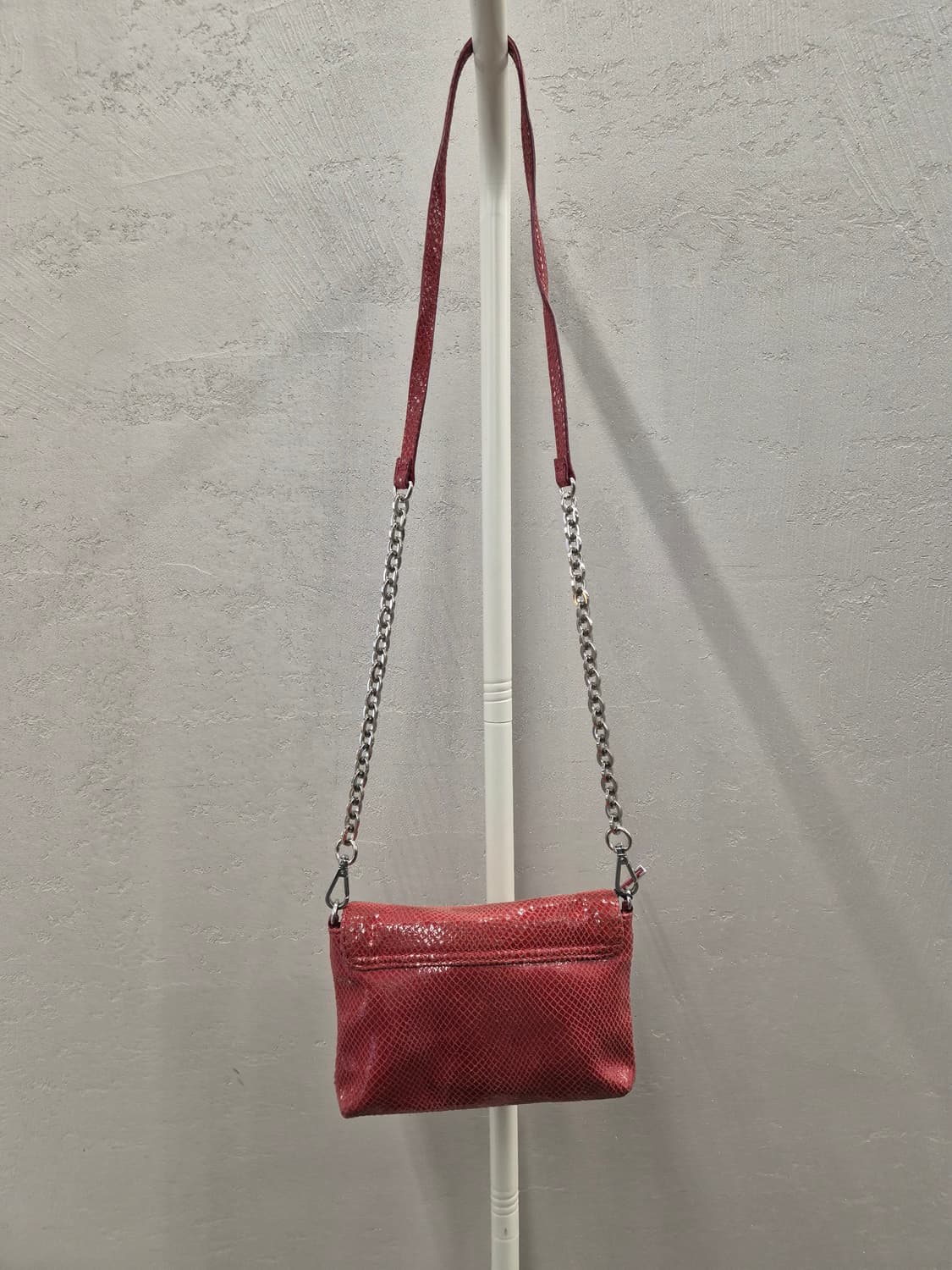 캘빈클라인 여성 레드 뱀피 패턴 체인 크로스백 상품이미지9