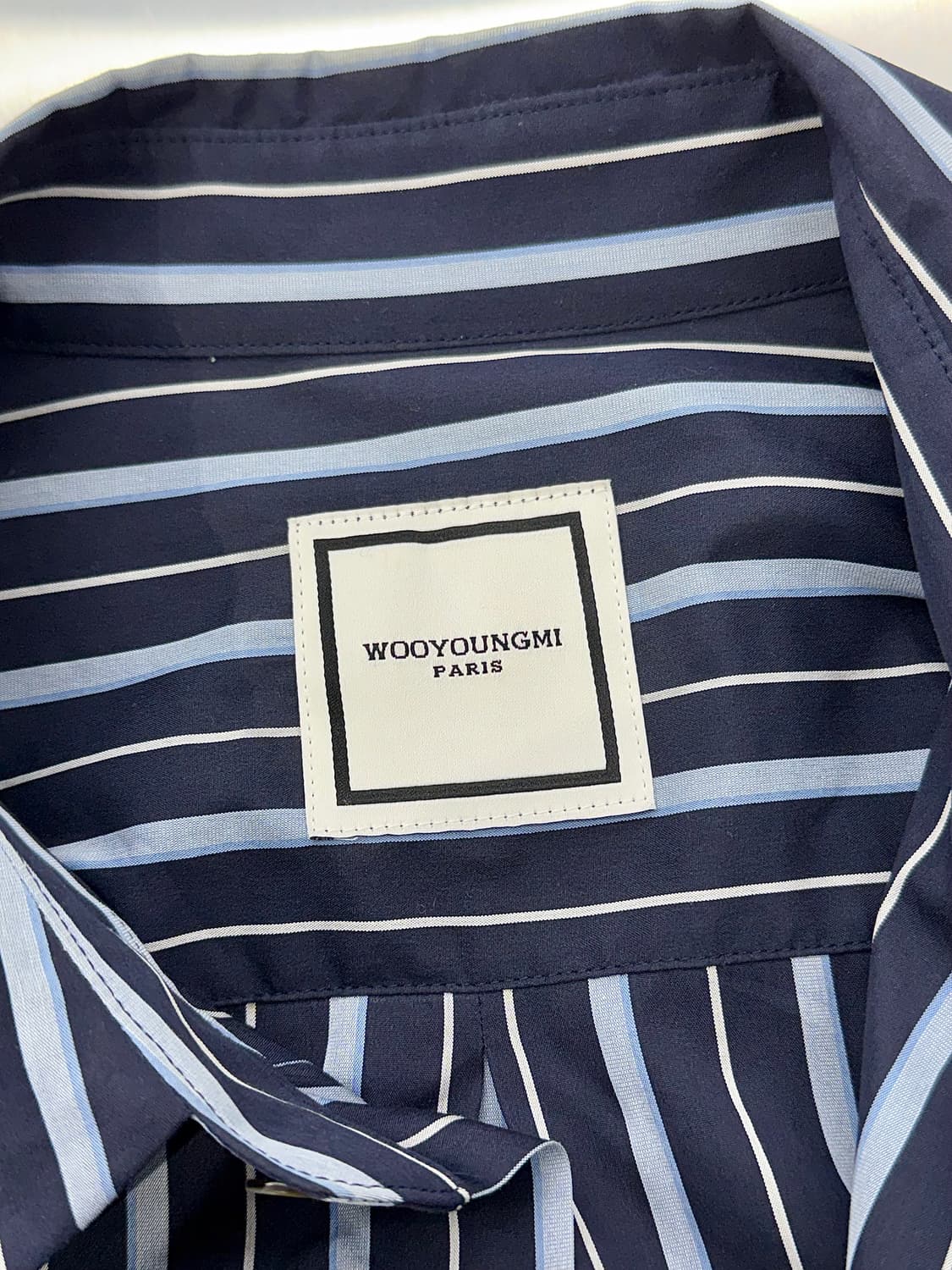 우영미 블루 스트라이프 비대칭 드레이프 오버 버튼 소프 셔츠 상품이미지7