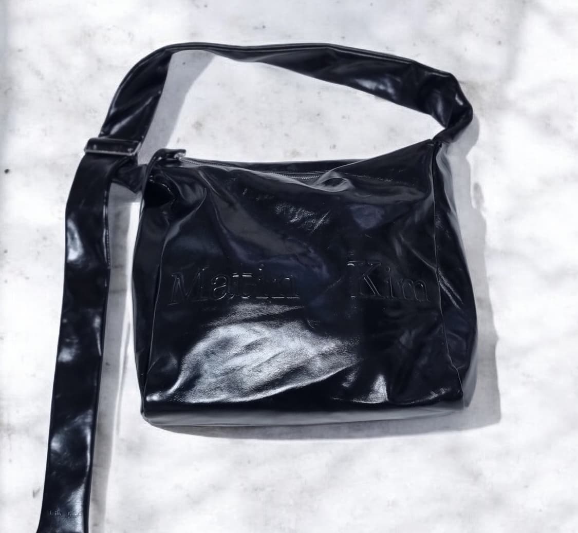 마틴킴(Matin Kim) 시그니처 로고 플레이트 가방 블랙 상품이미지2