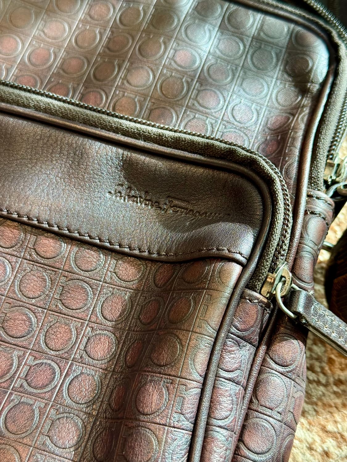 페라가모 남성 크로스백 다크 브라운 상품이미지2