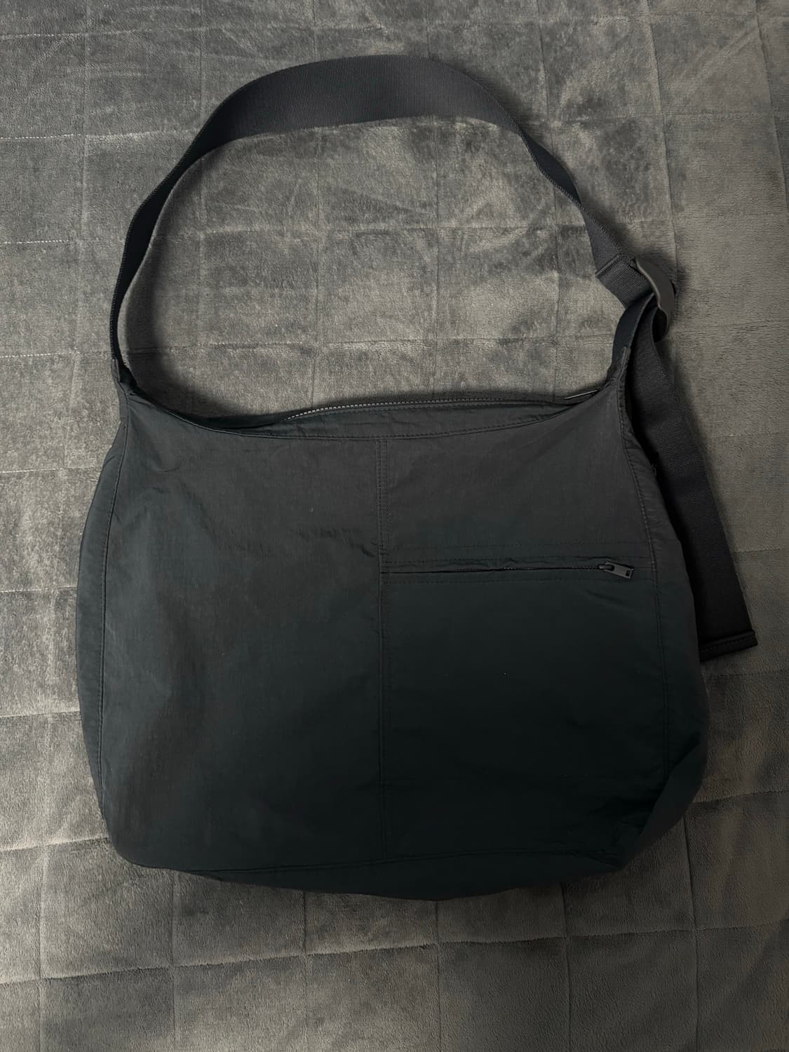 코스 COS 나일론 슬라우치 크레센트 메신저백 네이비 상품이미지2