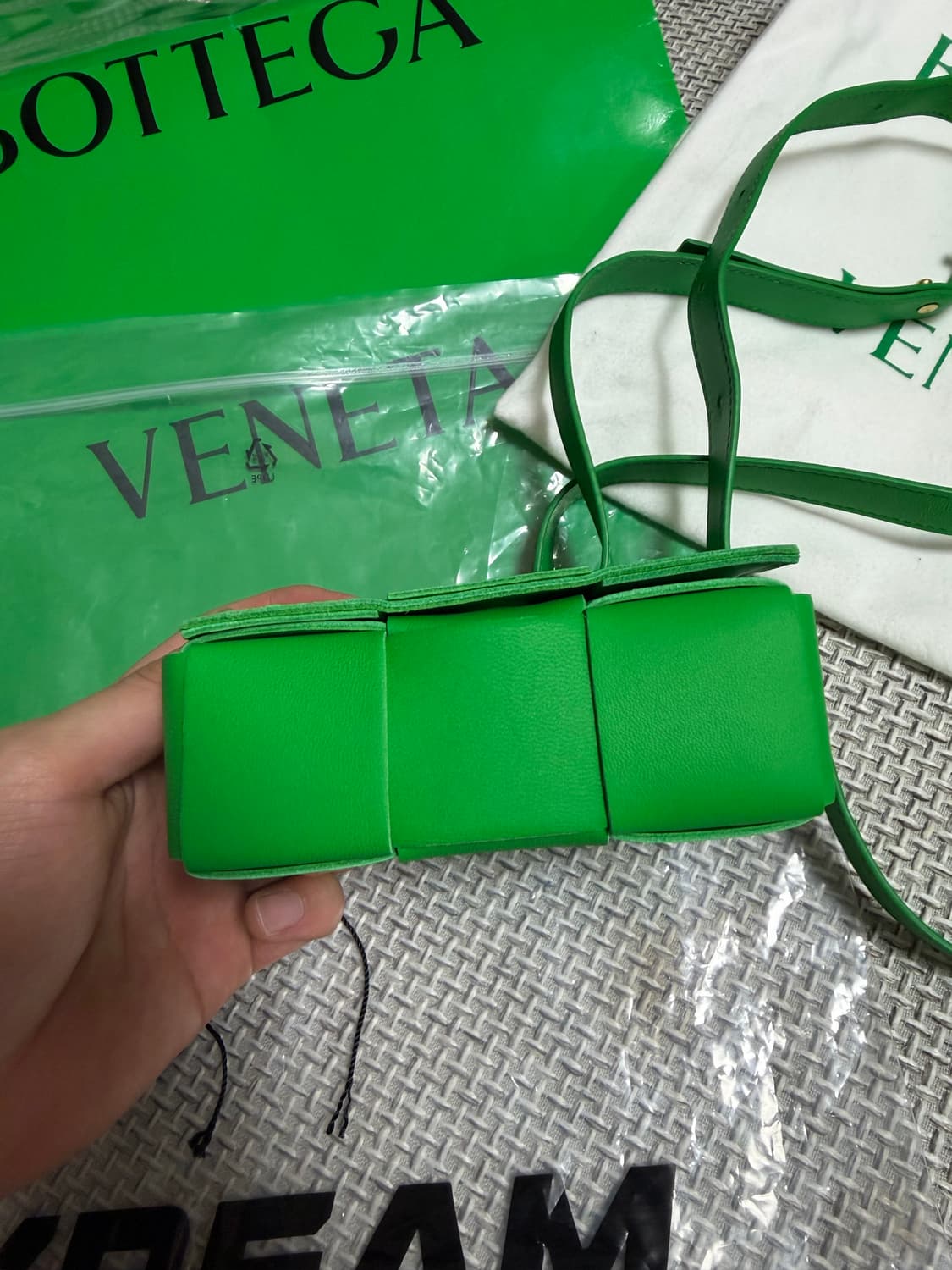 크림 새상품급 보테가베네타 미니 카세트백 상품이미지3