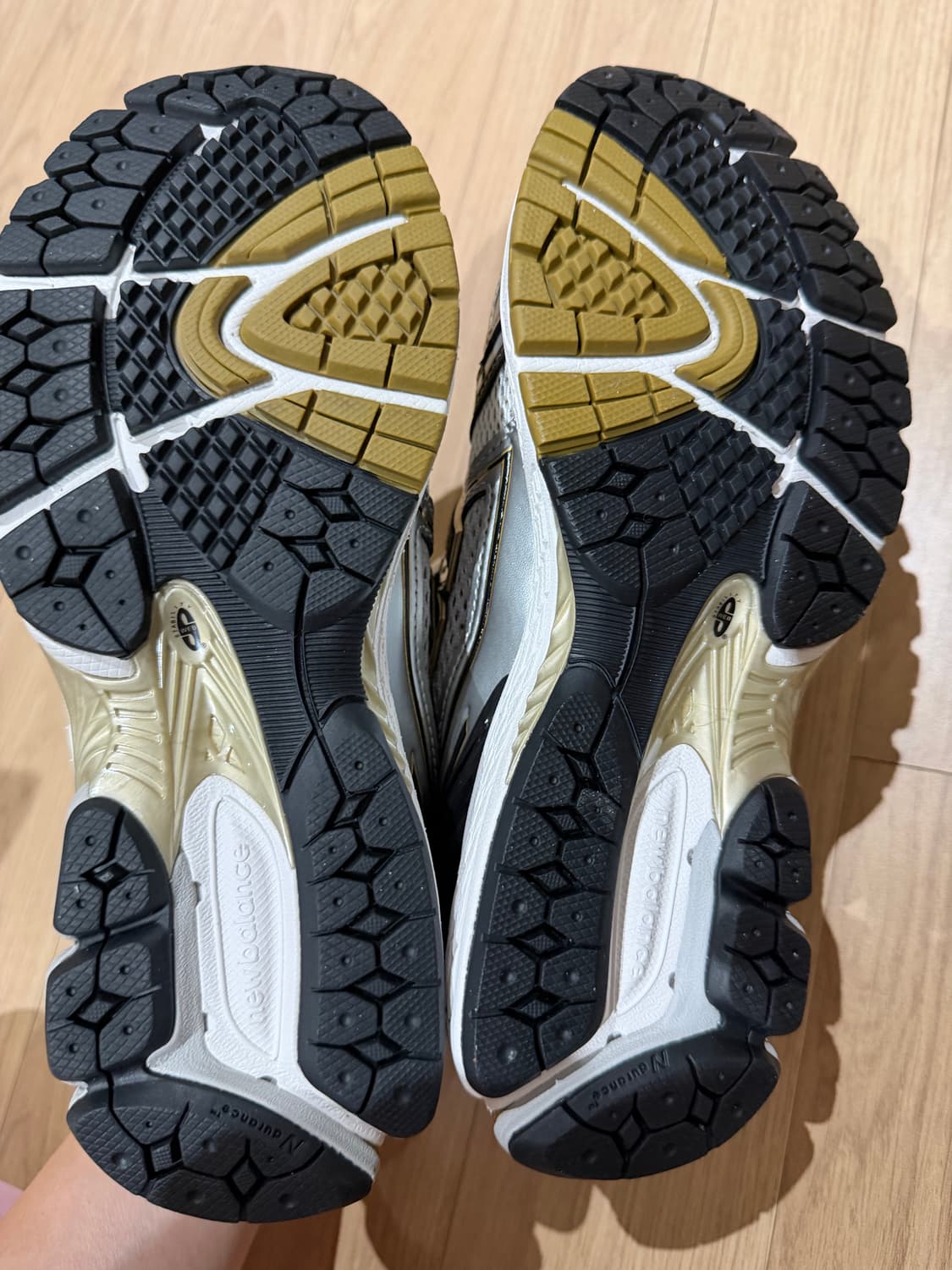 뉴발란스 1906R 메탈릭 245 상품이미지4