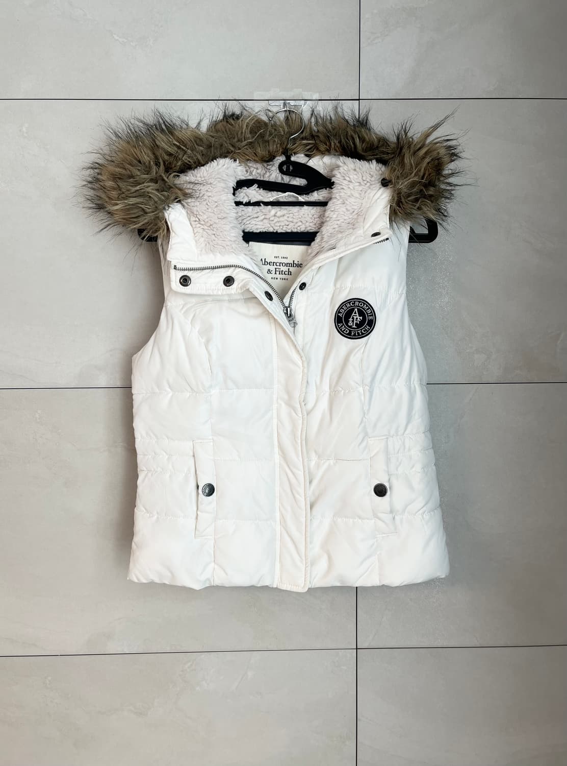[유일매물] 아베크롬비 앤 피치 울프죠 화이트 패딩 조끼 [S]  상품이미지1