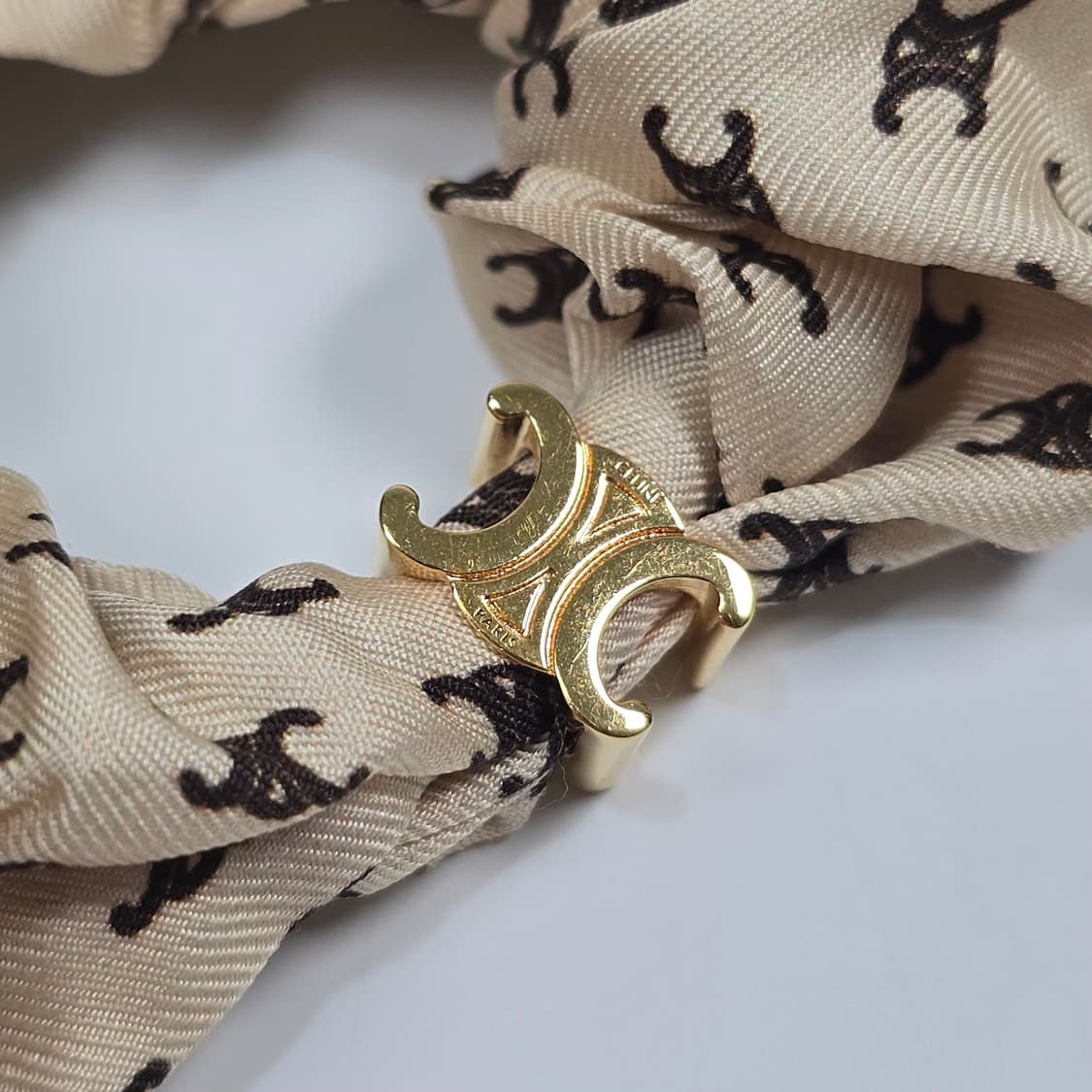 셀린느 트리오페 로고 실크 스크런치 상품이미지4