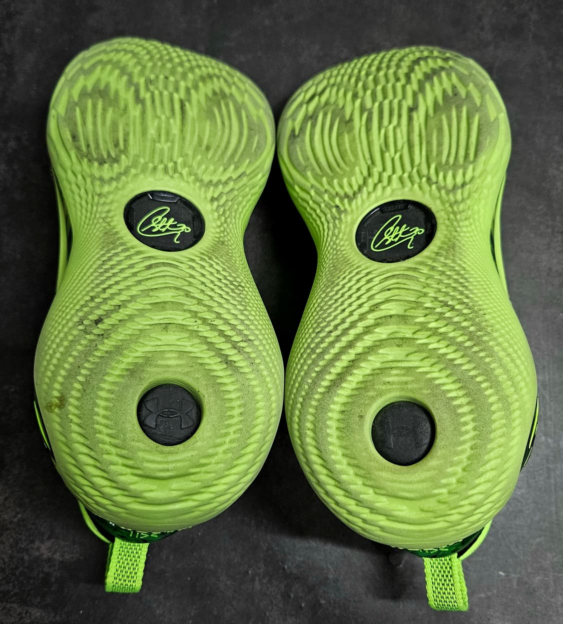 255mm)언더아머 커리12 블랙 하이퍼 그린 농구화
 상품이미지9