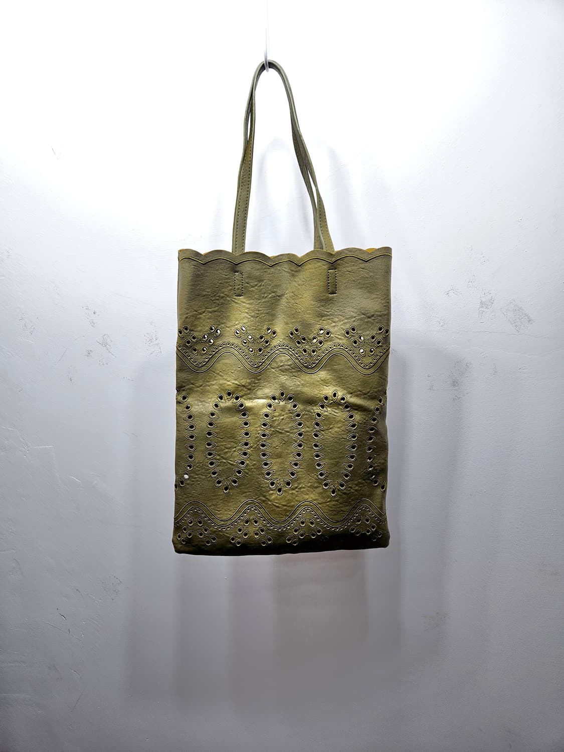 올리브그린 펀칭 토드백 상품이미지1