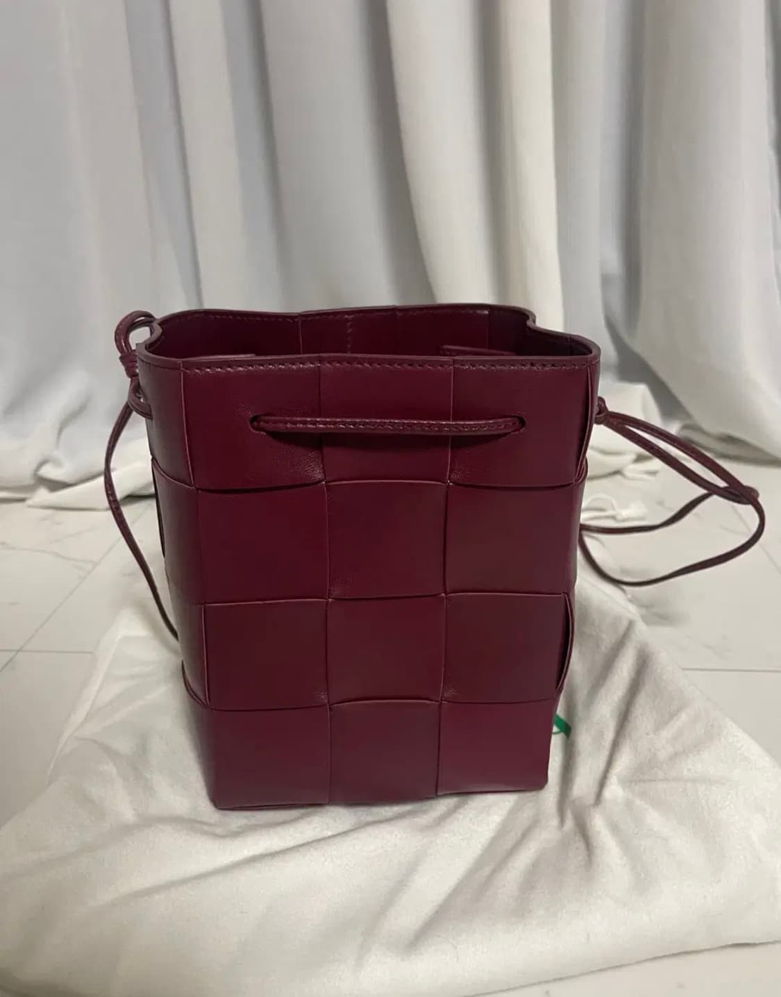 (새상품)보테가베네타 카세트 버킷백 스몰 상품이미지3