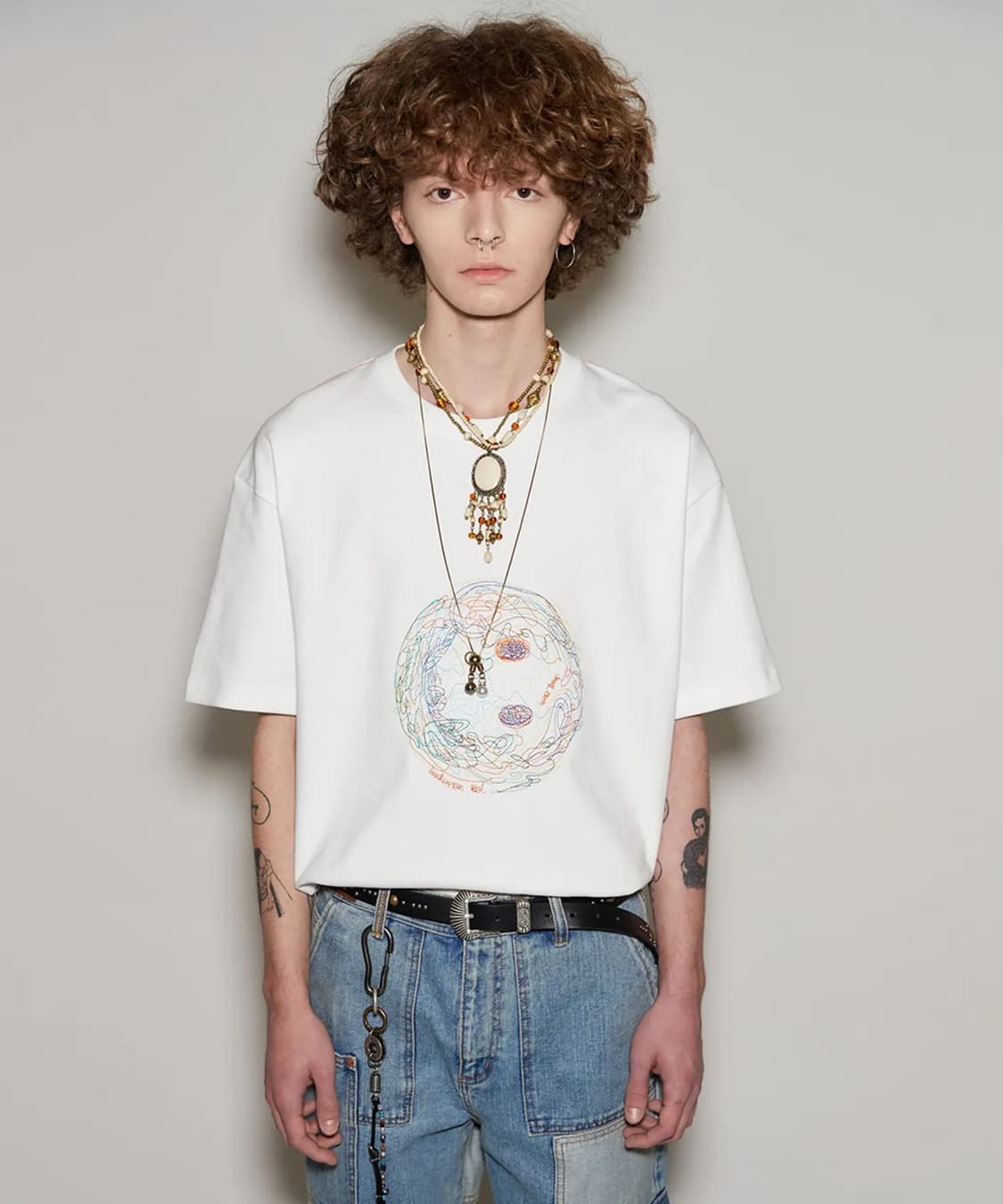 [S] 앤더슨벨 유니섹스 스마일 어스 엠보더리 티셔츠 화이트 상품이미지1