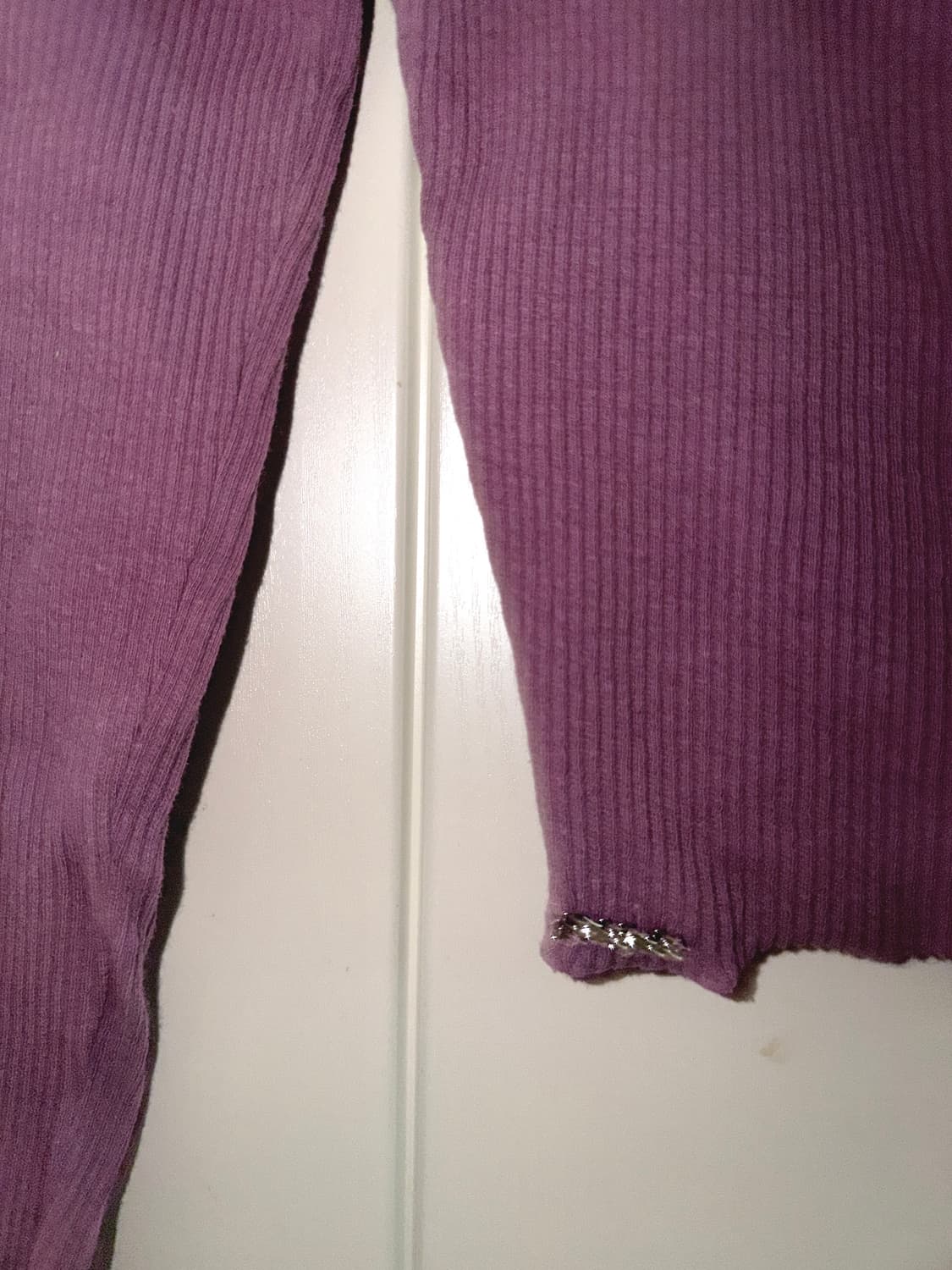 페일제이드 톤온톤 버튼탑 스퀘어넥 가디건 퍼플크롭골지슬리브티셔츠로고스티치 상품이미지4