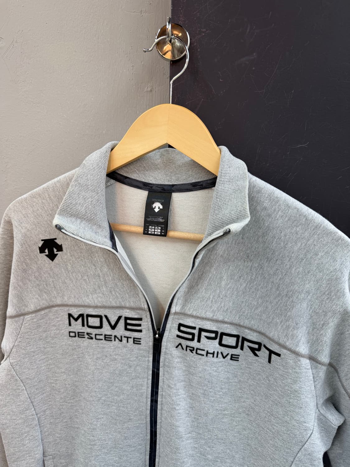 100/ 데상트 35주년 무브스포츠 집업 상품이미지5