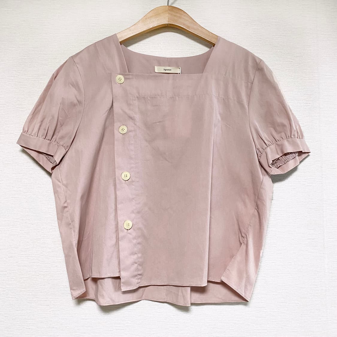 시그니처 스퀘어넥 버튼 반팔 블라우스 상품이미지1