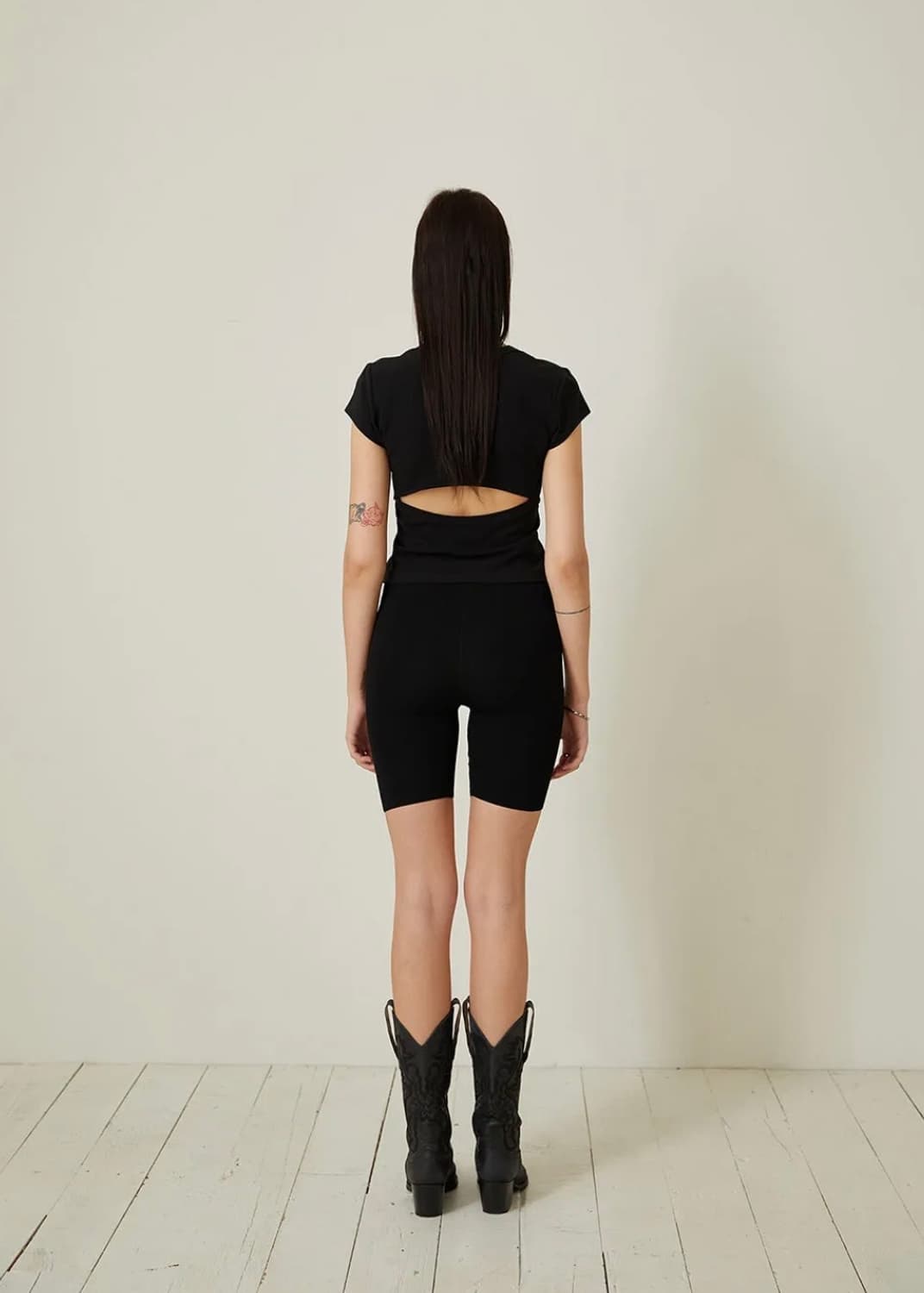 아우어솔티 Black Cut-out Slim T-shirt / Black 상품이미지3
