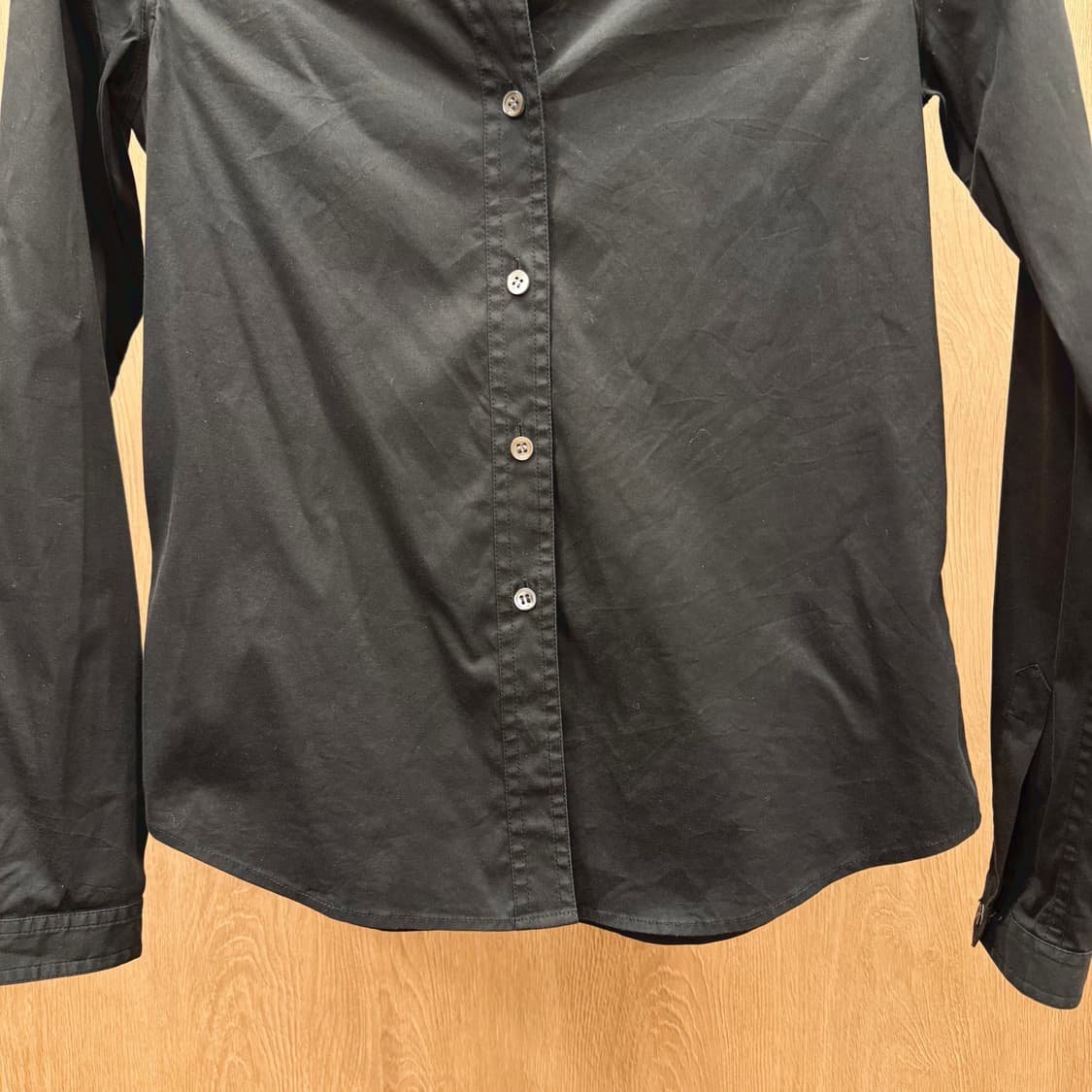 띠어리 코튼 긴팔 셔츠 블라우스 팔 스트랩 버튼 디테일 블랙 상품이미지5