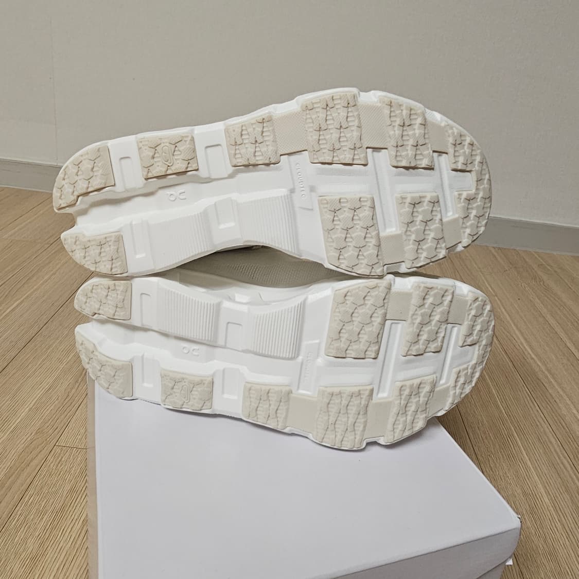 255 새제품) (W) ON 온 러닝 X 파프 PAF 클라우드몬스터 하이 상품이미지3