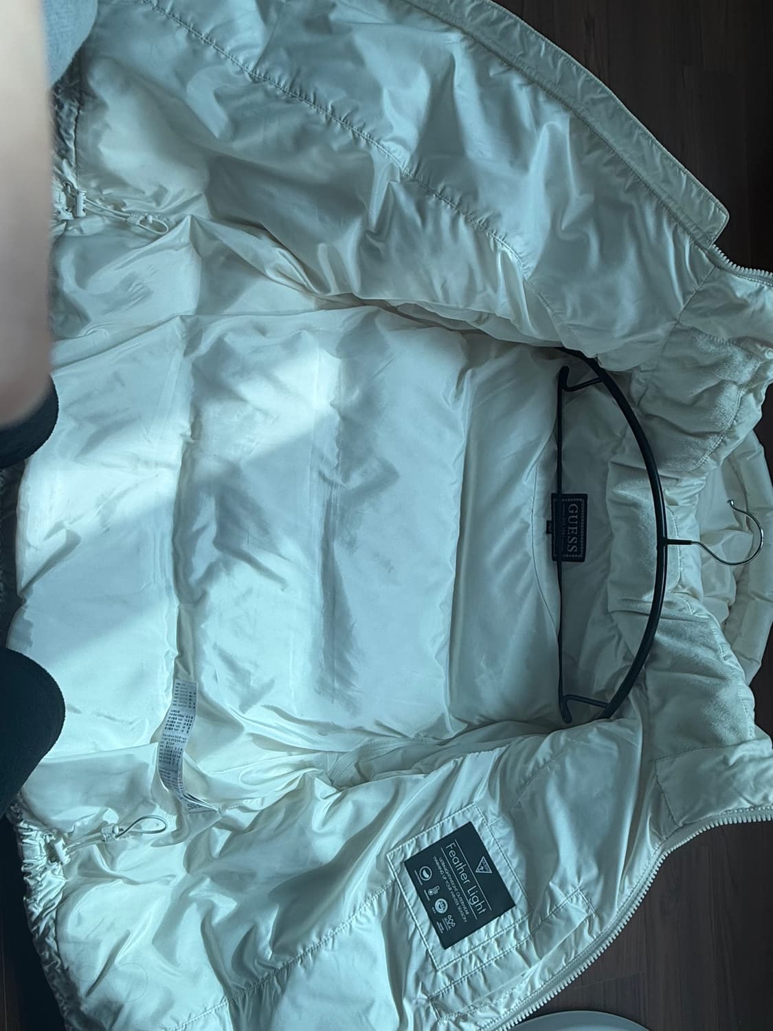 게스 남녀공용 소매탈착 글레이즈드 패딩 아이보리 무신사지그재그에이블리크림 상품이미지5