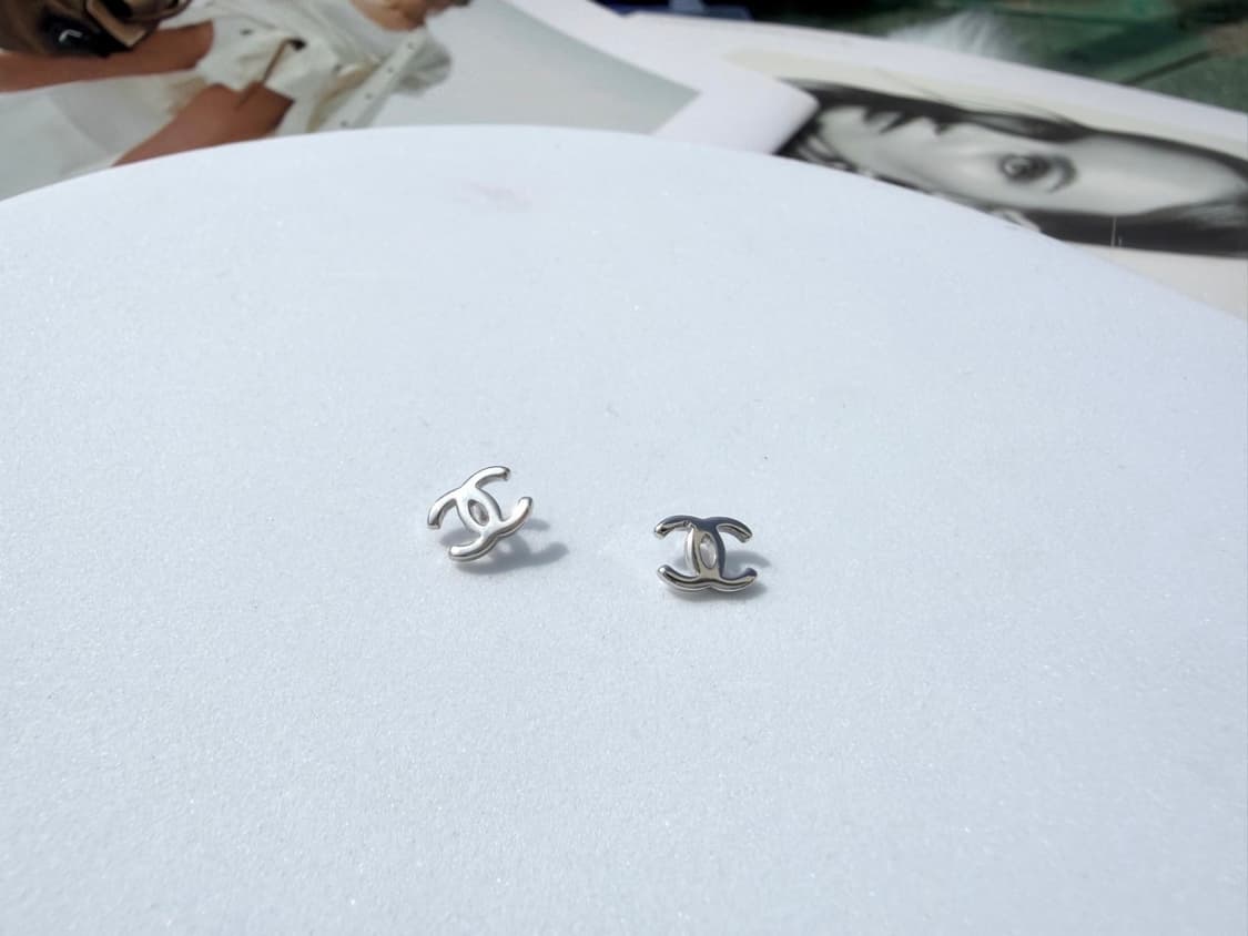 샤넬 미니 로고 이어링 실버 상품이미지2