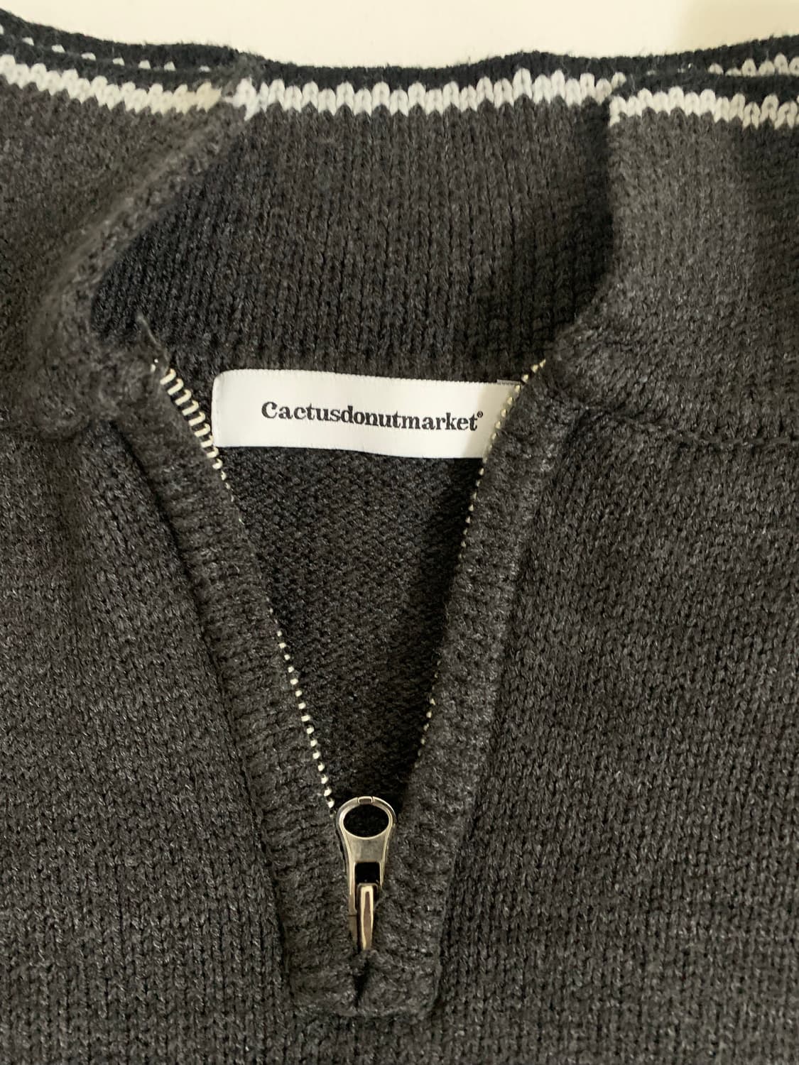 칵터스도넛마켓 반집업 니트 상품이미지3