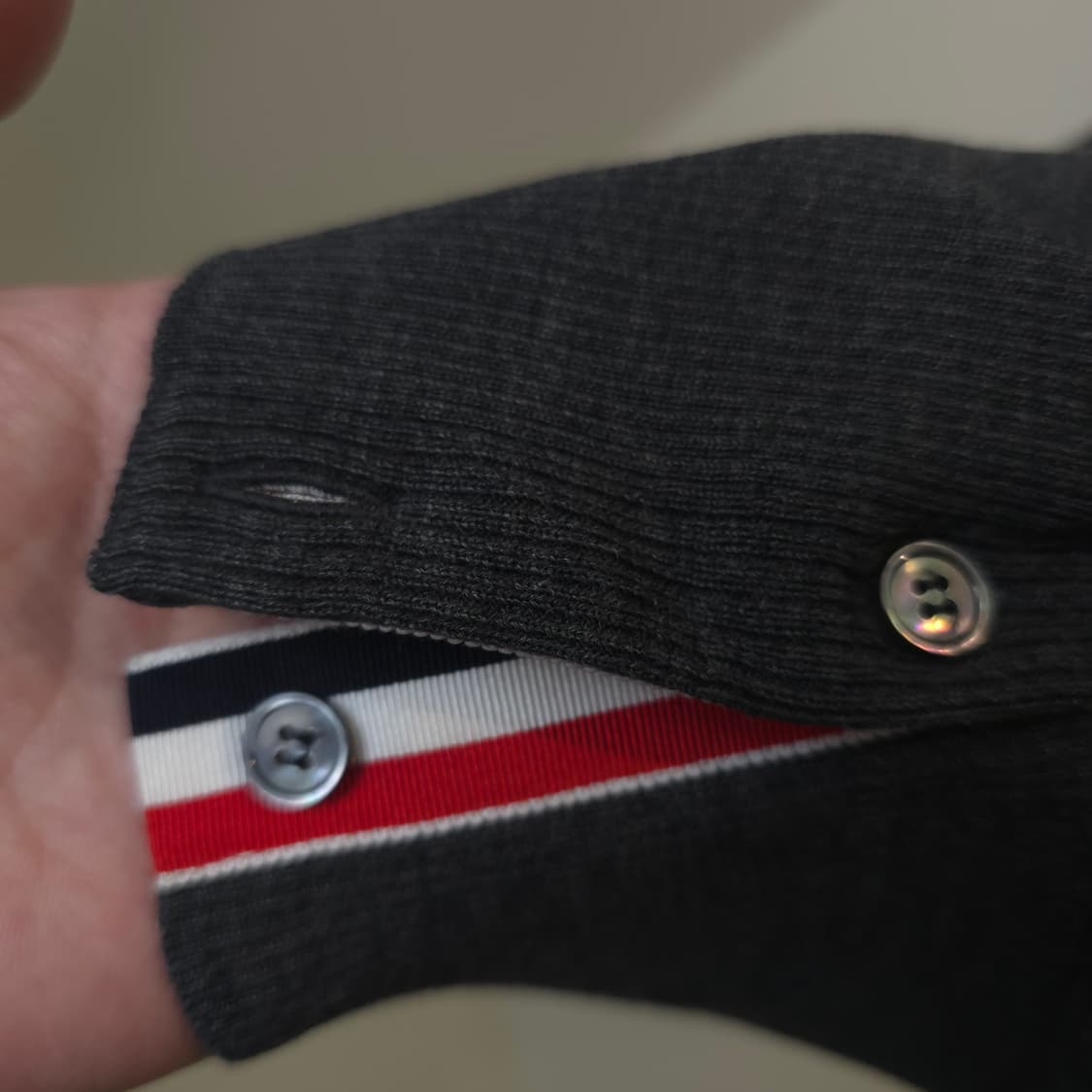 [중고/정품] 톰브라운 메리노 울 사선 완장 가디건 상품이미지7