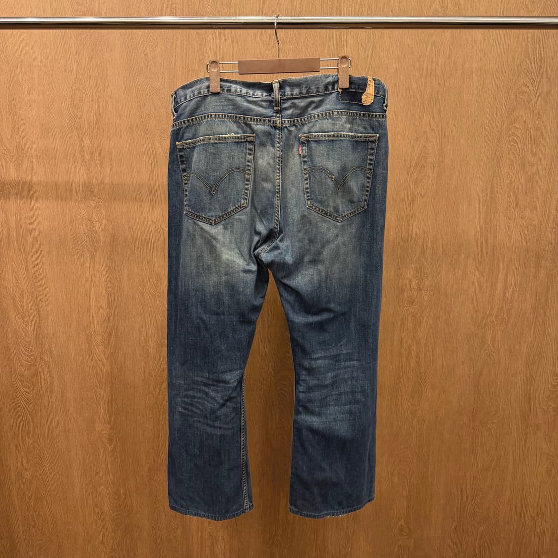 리바이스 워싱 데님 팬츠 버튼 클로징 레드 로고 탭 포켓 디테일 중청 상품이미지3