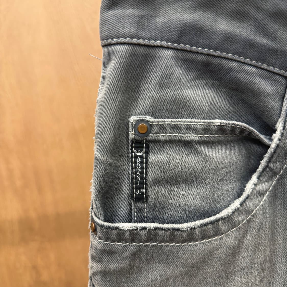 아르마니 진스 데님 팬츠 골드 로고 패치 백 워치 포켓 디테일 그레이 상품이미지7