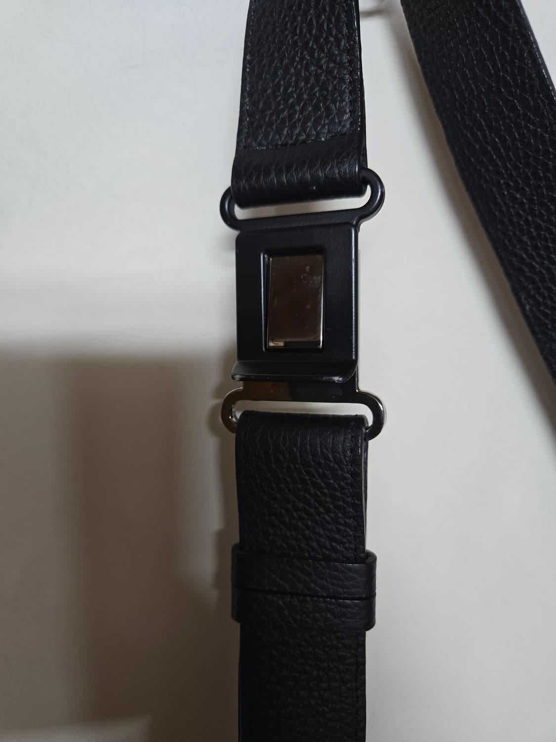 소프트서울 하프문 레더 크로스백 블랙 상품이미지4